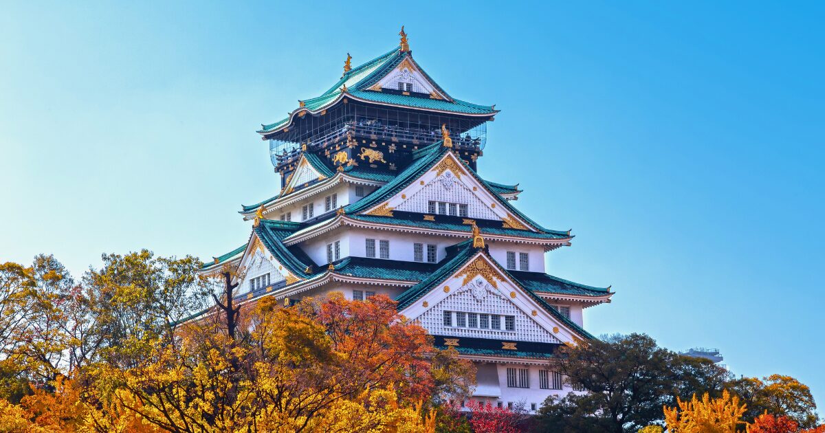 紅葉が咲く季節の大阪城の画像