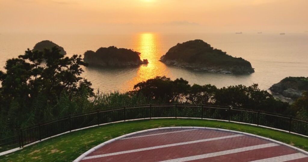 日没前の展望広場の画像